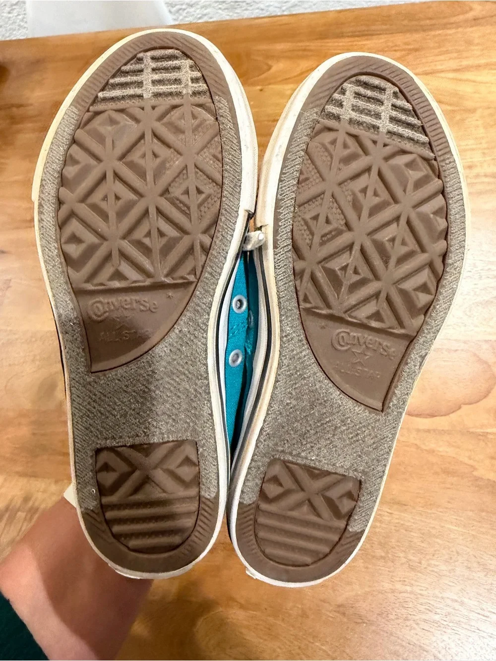 Converse Low Top Sneakers in Teal Blue w/ Confetti Accents Kid’s Size 1